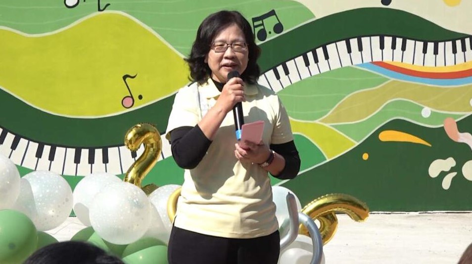 彰化藝術高中校長蔣秉芳指出，彩繪創作歷程以八卦山地景為起點，透過課程引導學生深入認識在地文化歷史與自然生態，將課堂中累積的觀察與思考，轉化為公共藝術創作。（圖／記者林明佑攝）