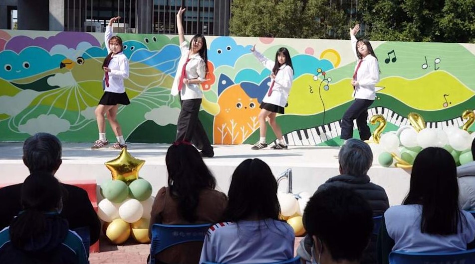 彰化藝術高中公共藝術彩繪牆落成典禮學生開場舞蹈演出。（圖／記者林明佑攝）