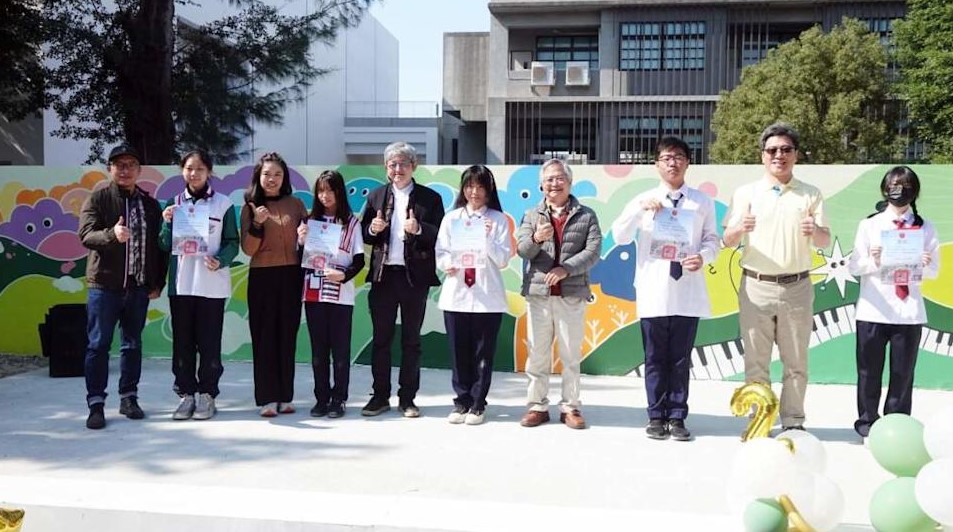 彰化藝術高中師生與藝術家合影。（圖／記者林明佑攝）