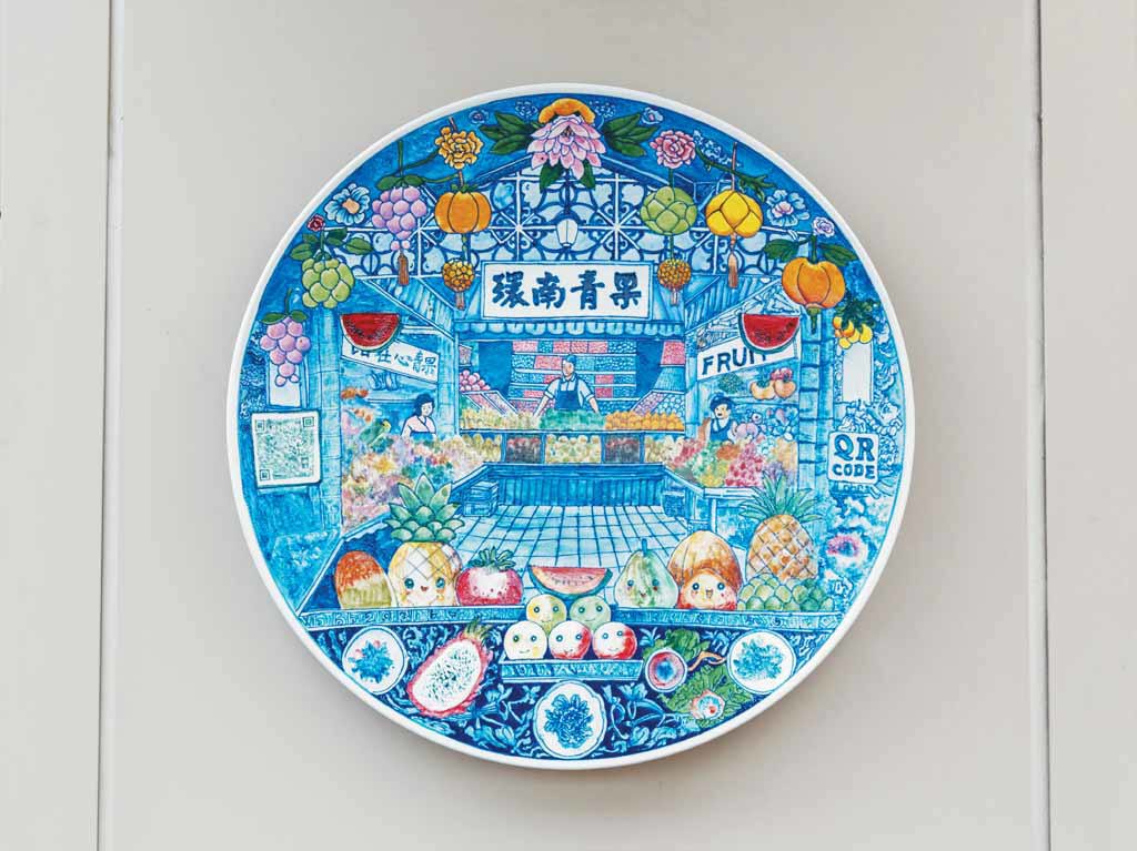 《環南風味》經藝術家實地走訪攤商，蒐集市民票選的圖樣後，將這些元素轉化為彩繪圖像，描繪出從清晨進貨到餐桌上菜的旅程。（圖／臺北市文化局提供）