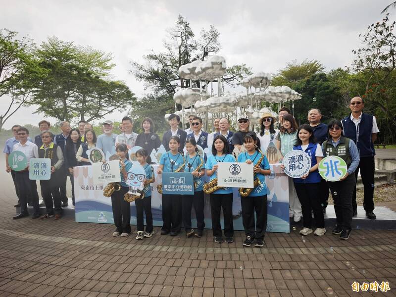 自來水公司在台南山上花園水道博物館建置8座公共藝術，熱到開幕。（記者吳俊鋒攝）