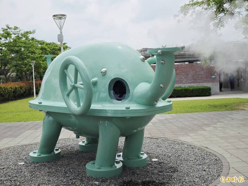 自來水公司在台南山上花園水道博物館建置8座公共藝術，《唧筒象》造型可愛。（記者吳俊鋒攝）