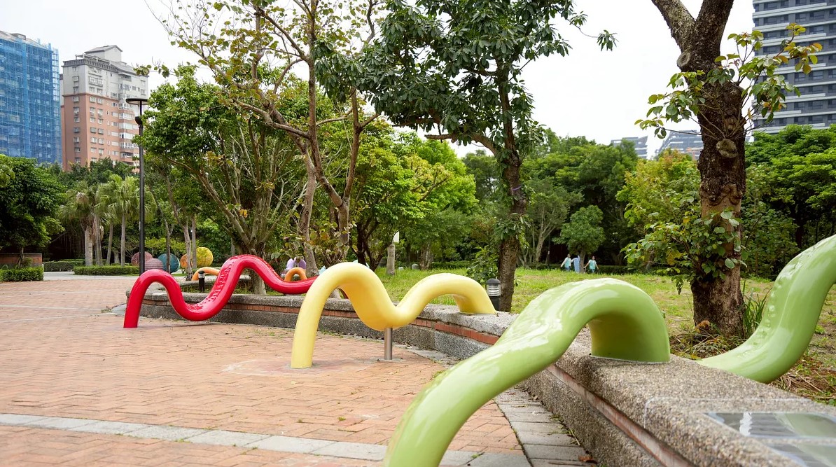 公23公園空間增添嶄新藝術景觀與場域特色，空間注入活潑且富有生命力的藝術氛圍及視覺效果。(圖/新北市淡水區公所提供)