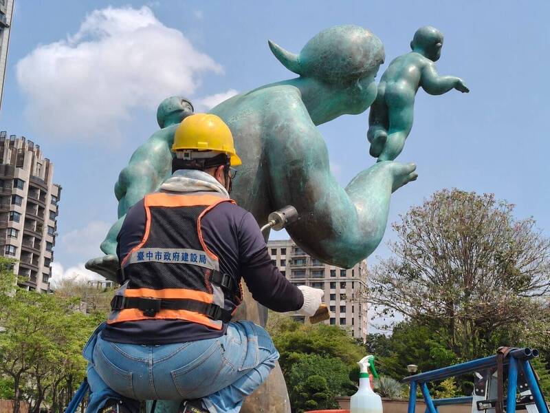 豐樂雕塑公園54雕塑品風吹日曬失色，中市找專業修復。（市府提供）