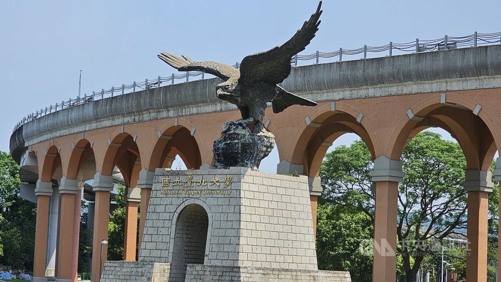 新北捷運三鶯線沿線土建設計用心，在台北大學站更創下捷運路線穿越校園的特例，進而打造「思古迴廊」仿紅磚拱橋路段，大膽採用巴洛克線條與閩南拱橋語彙，營造出復古質感，有望成為三鶯線地標景觀。中央社記者王鴻國攝