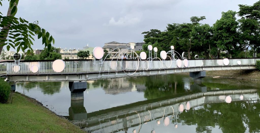 崑大空設系師生設計團隊完成月津港親水公園曲橋常設藝術「朋友」作品，如同兩輪明月彼此陪伴，相互照耀。。（崑大提供）